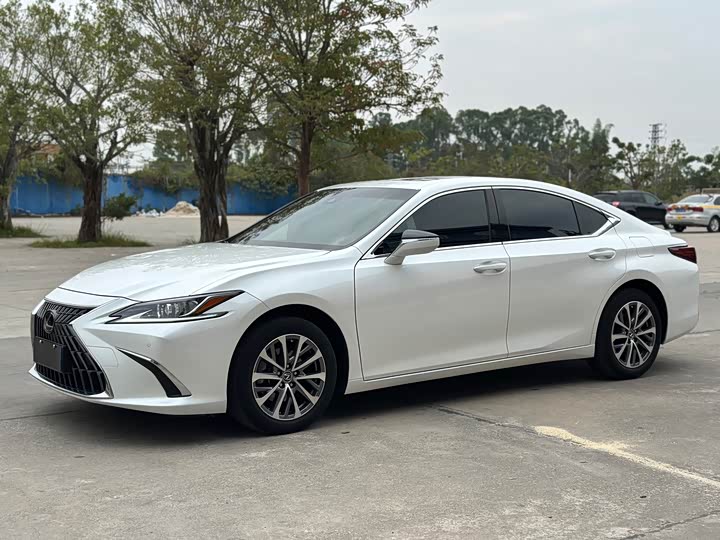 Фото 1 - Lexus ES