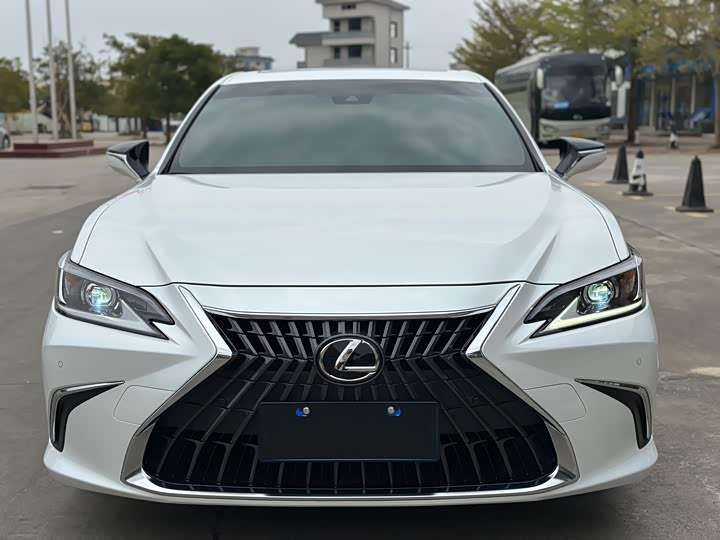 Фото 2 - Lexus ES