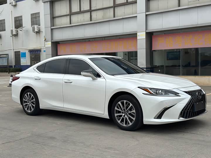 Фото 3 - Lexus ES