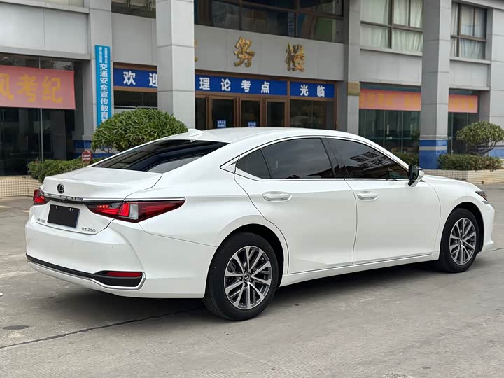 Фото 4 - Lexus ES