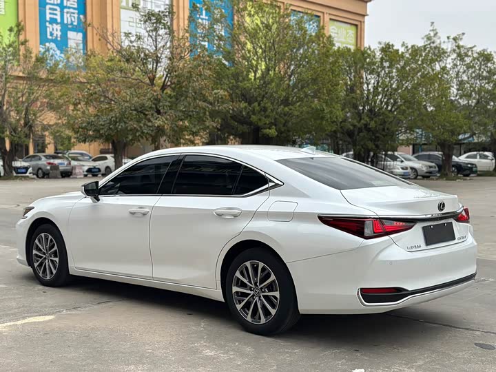 Фото 5 - Lexus ES