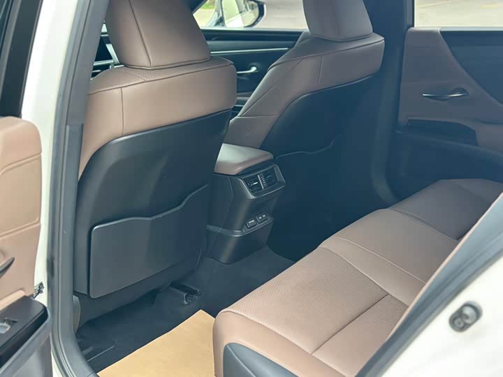 Фото 7 - Lexus ES