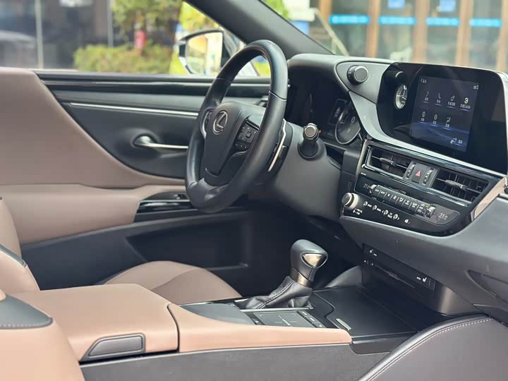 Фото 9 - Lexus ES