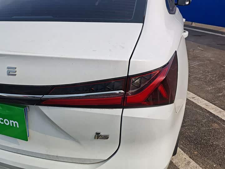 Фото 8 - Roewe i5