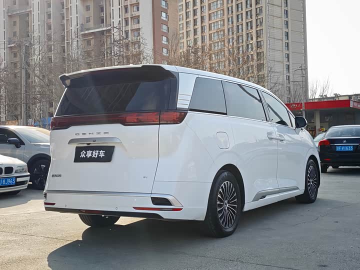 Фото 9 - Denza D9