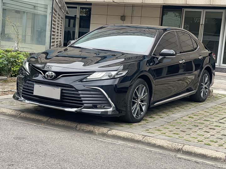 Фото 1 - Toyota Camry