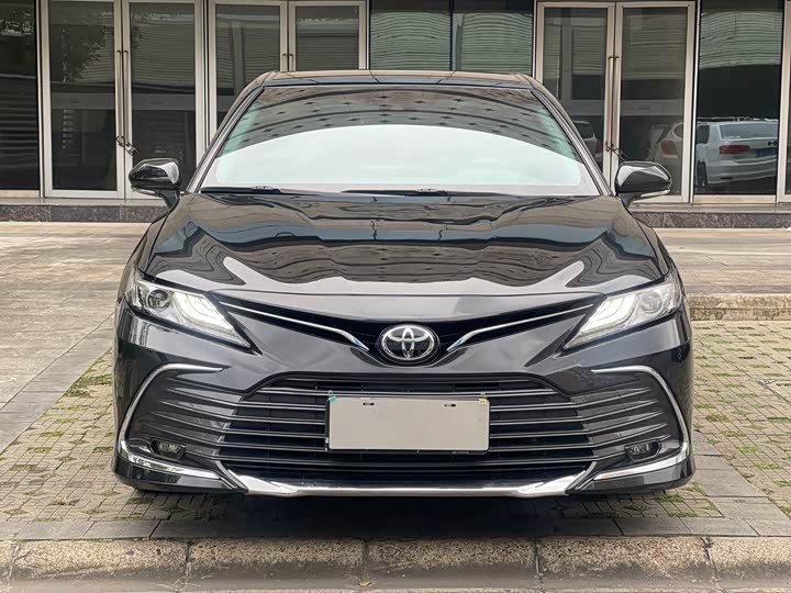 Фото 2 - Toyota Camry
