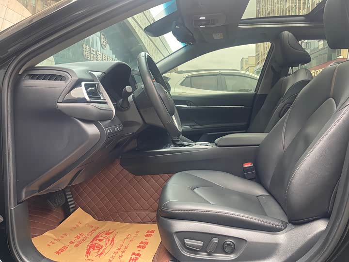 Фото 8 - Toyota Camry