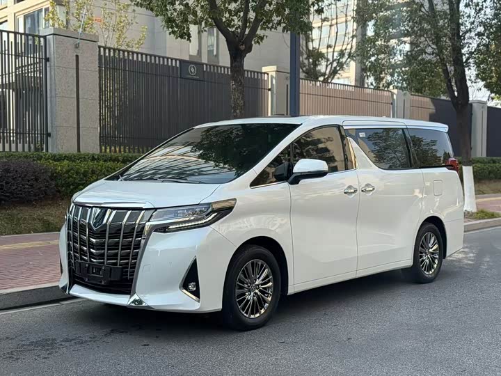 Фото 1 - Toyota Alphard