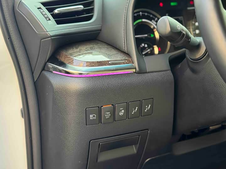 Фото 5 - Toyota Alphard