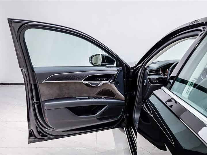 Фото 8 - Audi A8