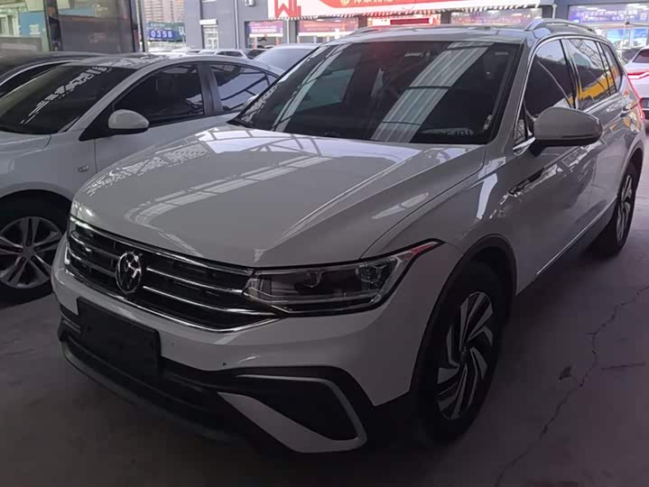 Фото 1 - Volkswagen Tiguan L Pro