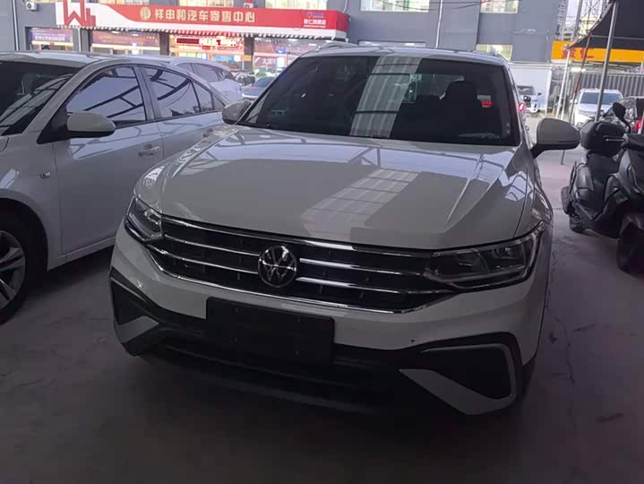 Фото 2 - Volkswagen Tiguan L Pro