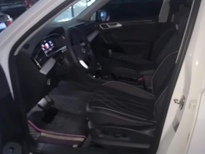 Фото 9 - Volkswagen Tiguan L Pro