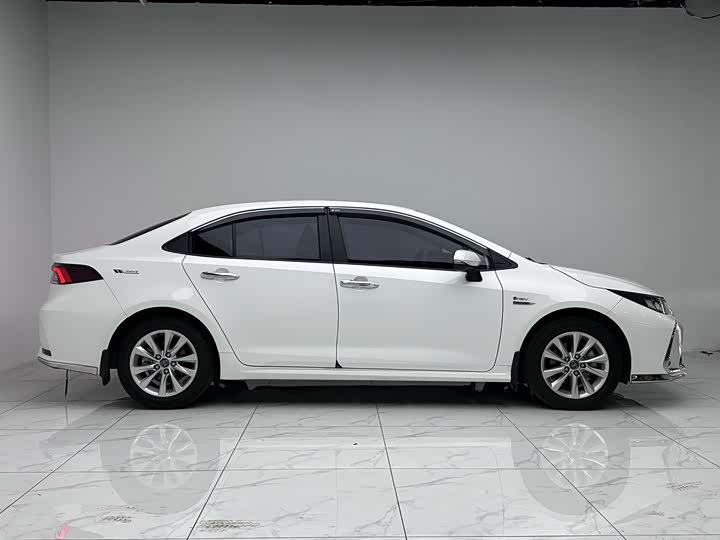 Фото 2 - Toyota Corolla