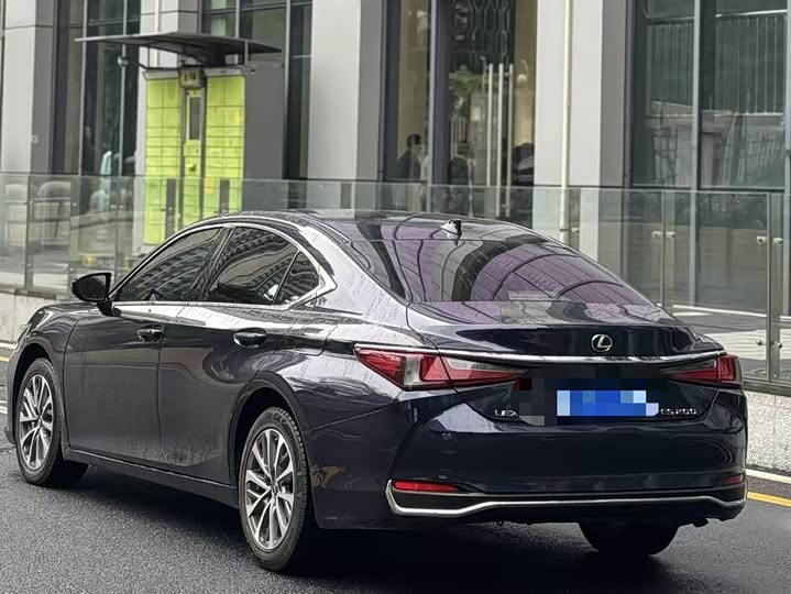 Фото 3 - Lexus ES