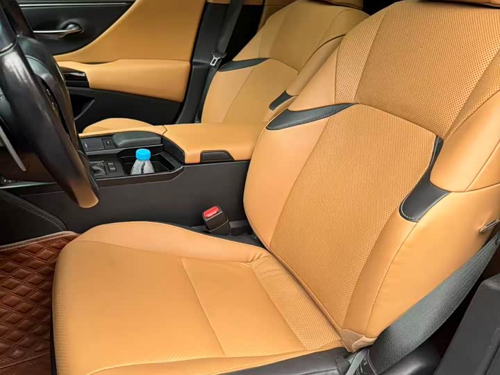 Фото 8 - Lexus ES