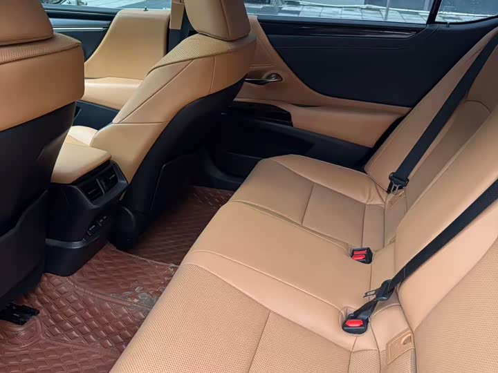 Фото 9 - Lexus ES