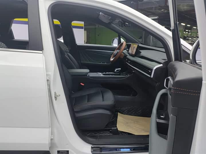 Фото 8 - Geely Okavango L