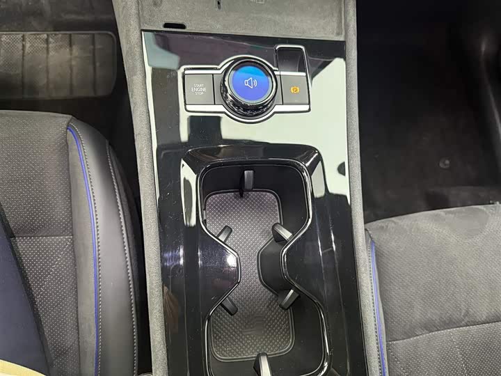 Фото 9 - Volkswagen Tiguan L Pro