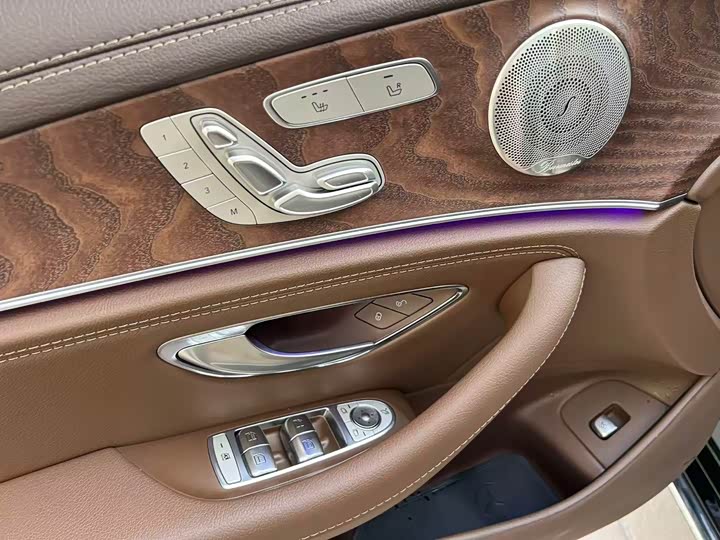 Фото 7 - Mercedes-Benz E-Class