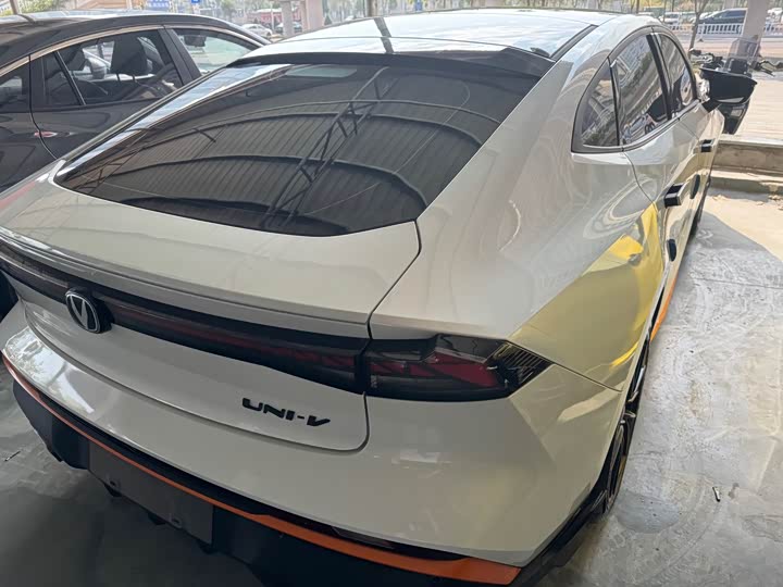 Фото 4 - Changan UNI-V