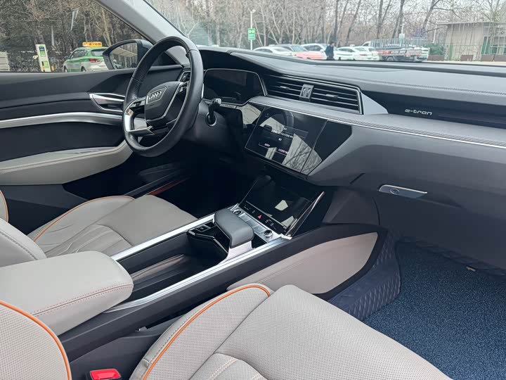 Фото 9 - Audi e-tron