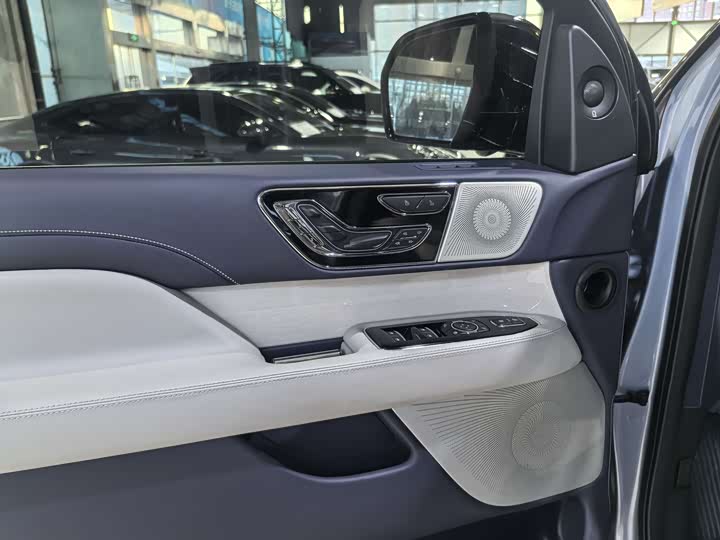 Фото 4 - Lincoln Navigator One