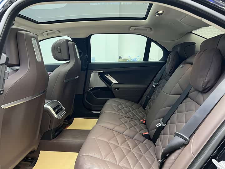 Фото 8 - BMW 7 Series