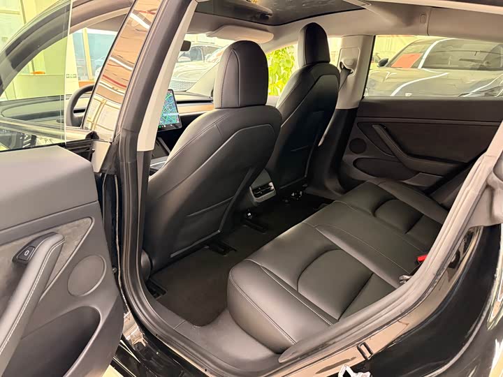 Фото 9 - Tesla Model 3