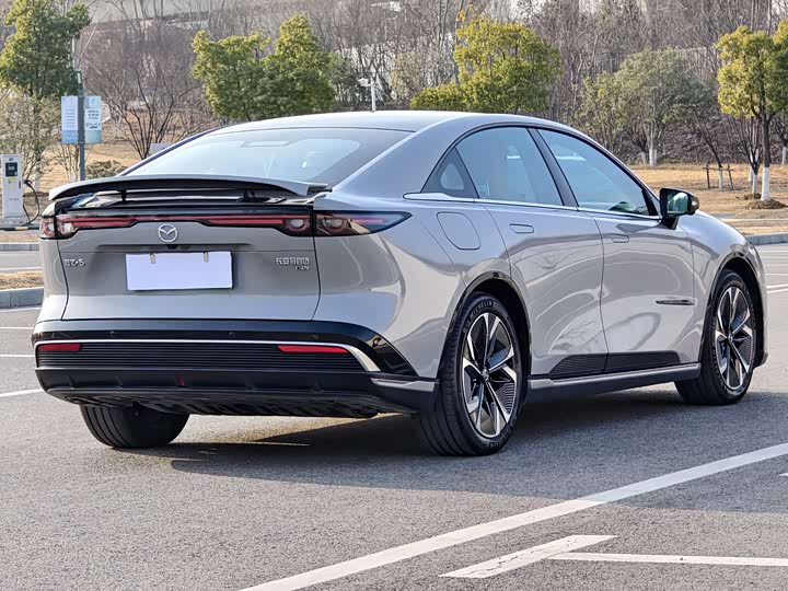 Фото 8 - Mazda EZ-6