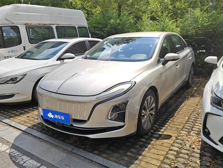 Фото 1 - Hongqi E-QM5