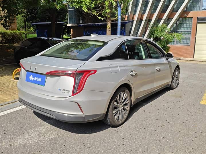 Фото 3 - Hongqi E-QM5