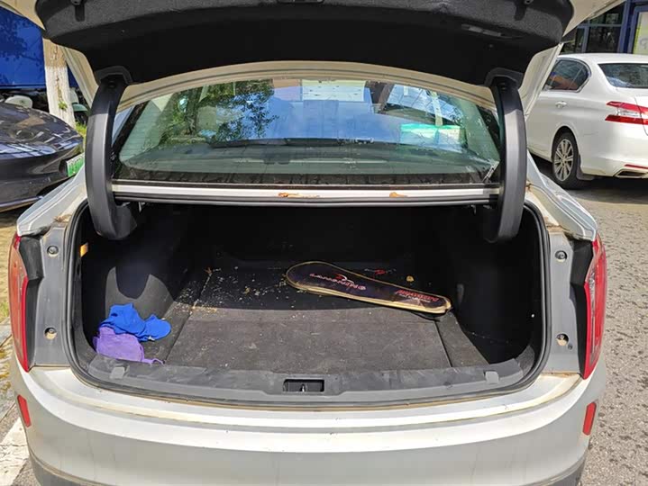 Фото 4 - Hongqi E-QM5