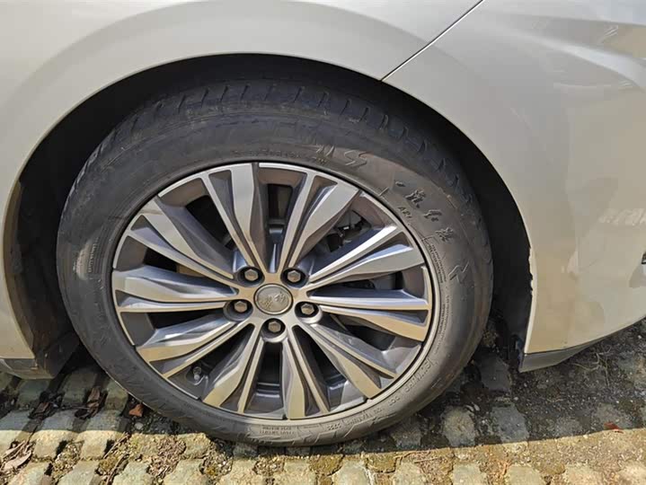 Фото 6 - Hongqi E-QM5