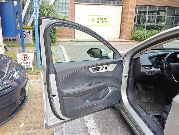 Фото 7 - Hongqi E-QM5