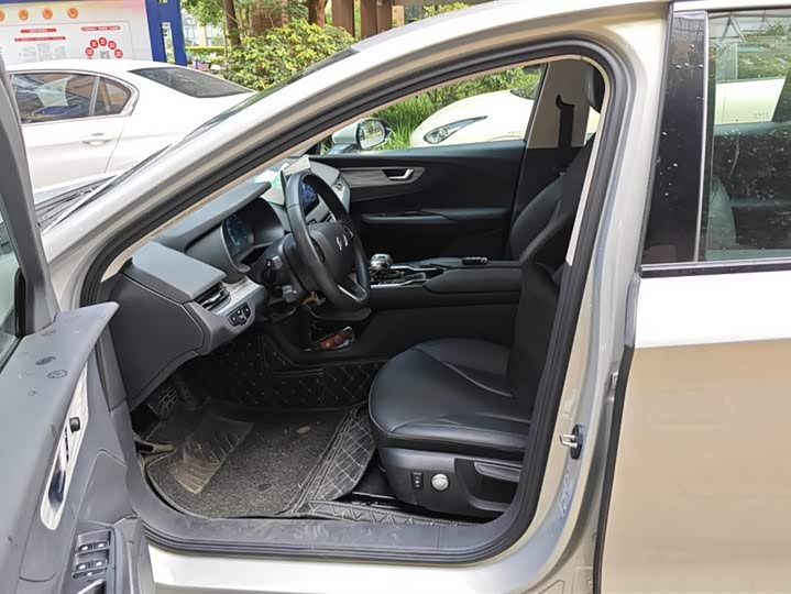 Фото 9 - Hongqi E-QM5