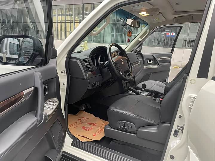 Фото 3 - Mitsubishi Pajero