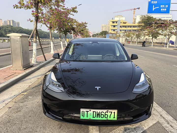 Фото 2 - Tesla Model 3