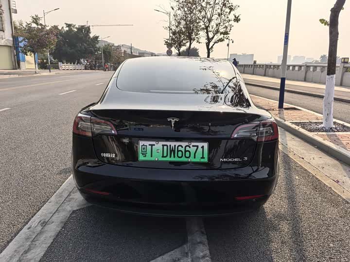 Фото 4 - Tesla Model 3