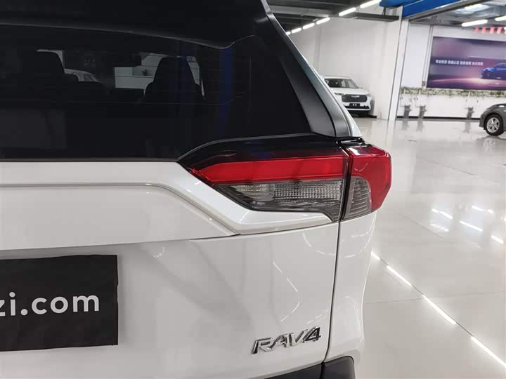 Фото 8 - Toyota RAV4