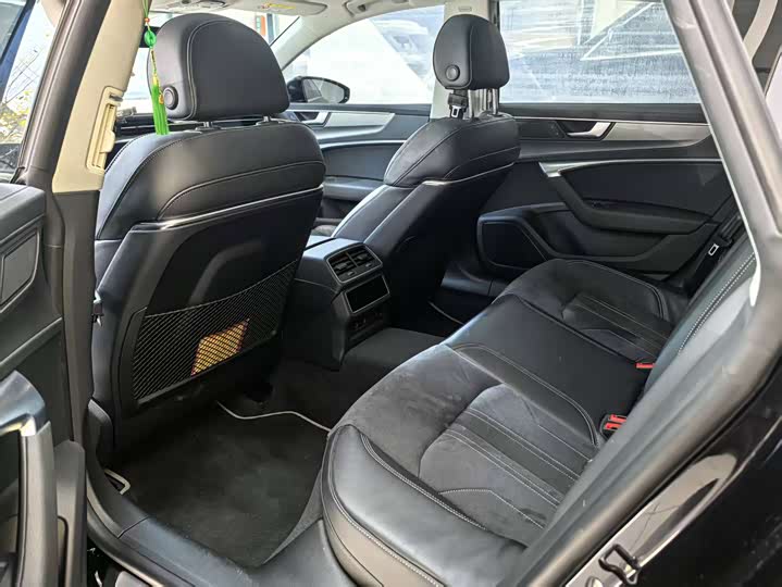 Фото 9 - Audi A7L