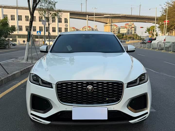 Фото 2 - Jaguar F-Pace