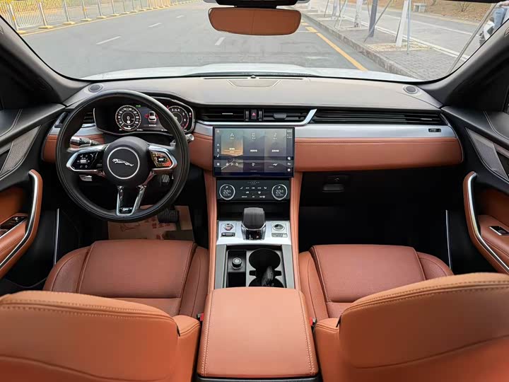 Фото 6 - Jaguar F-Pace