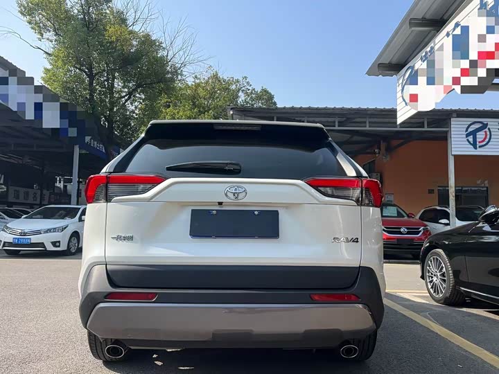 Фото 4 - Toyota RAV4