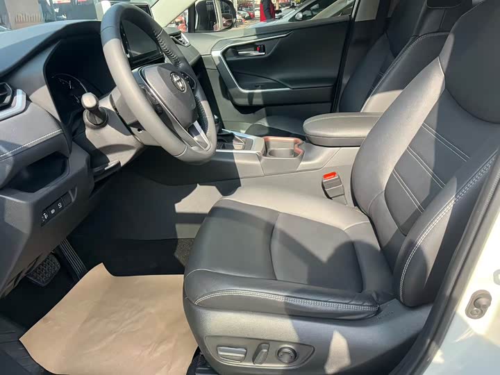 Фото 5 - Toyota RAV4