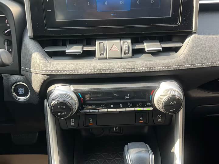 Фото 6 - Toyota RAV4