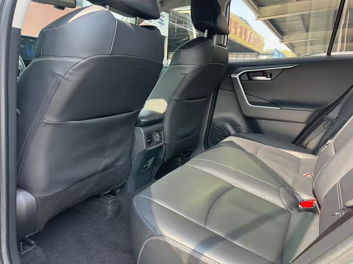 Фото 7 - Toyota RAV4