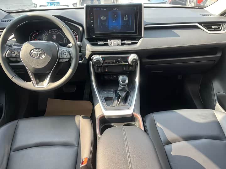 Фото 8 - Toyota RAV4