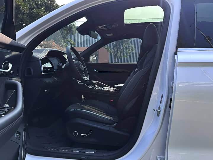 Фото 3 - Geely Monjaro